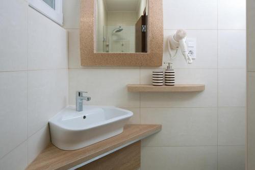 Two-Bedroom Apartment with Terrace and Sea View image 4
