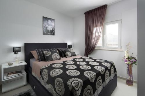 One-Bedroom Apartment with Terrace and Sea View image 5