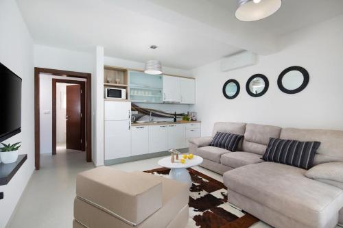 One-Bedroom Apartment with Terrace and Sea View image 3
