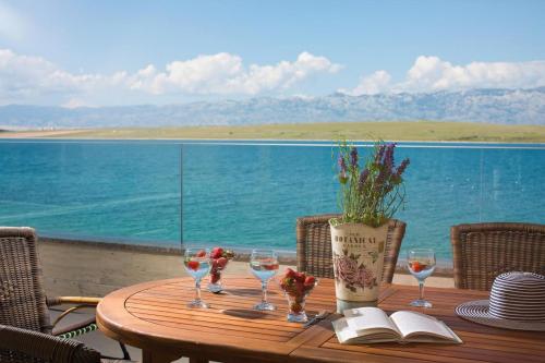 One-Bedroom Apartment with Terrace and Sea View image 1