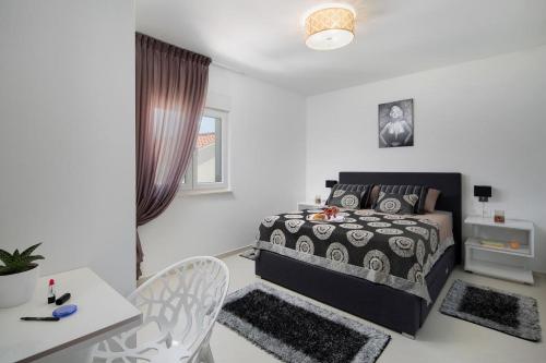 One-Bedroom Apartment with Terrace and Sea View image 4