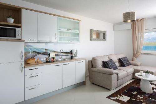 One-Bedroom Apartment with Terrace and Sea View image 2