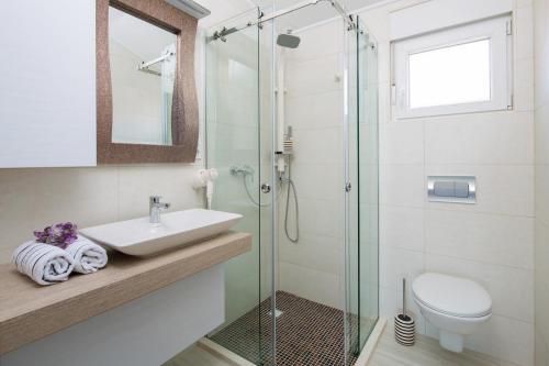 One-Bedroom Apartment with Terrace and Sea View image 4