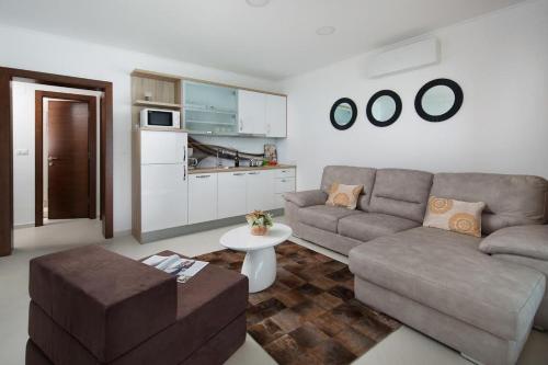 One-Bedroom Apartment with Terrace and Sea View image 3