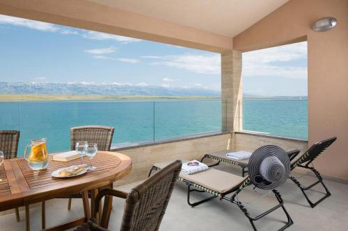 One-Bedroom Apartment with Terrace and Sea View image 1