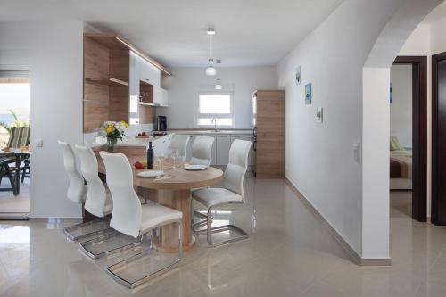 Two-Bedroom Apartment with Terrace and Sea View image 3
