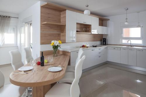 Two-Bedroom Apartment with Terrace and Sea View image 5