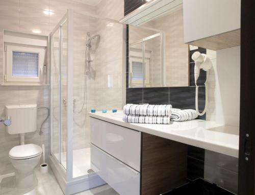 One-Bedroom Apartment with Terrace and Sea View image 4
