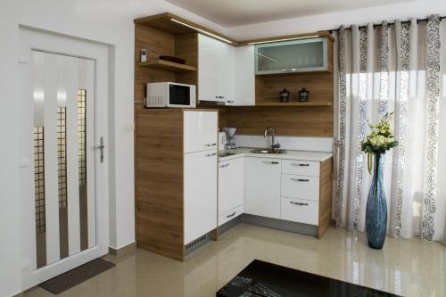 One-Bedroom Apartment with Terrace and Sea View image 3