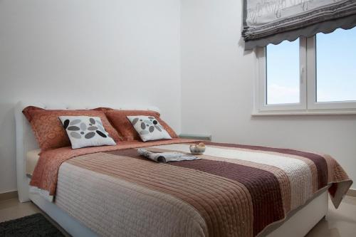 One-Bedroom Apartment with Terrace and Sea View image 5