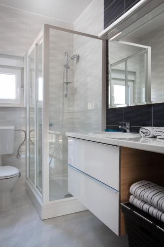 One-Bedroom Apartment with Terrace and Sea View image 3