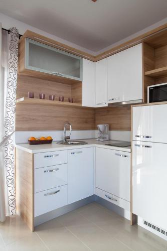 One-Bedroom Apartment with Terrace and Sea View image 2