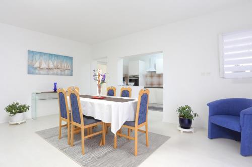 Three-Bedroom Apartment with Terrace image 4