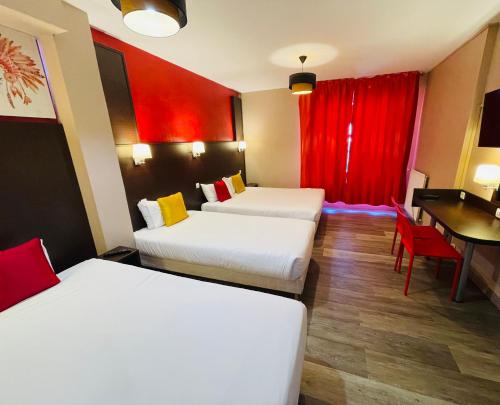 1 double bed, 2 twin beds