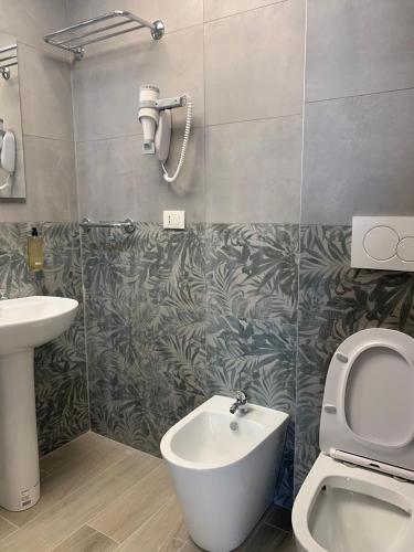 Square Inn - image 6