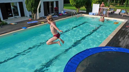 Úszómedence, Les Bulles de la Maison du Rocher in Noisy-sur-Ecole