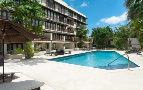 مسبح, Wonderful 1-bed condo, 2min walk to beach & more in Bridgetown