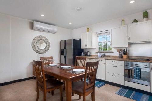 مطبخ, Wonderful 1-bed condo, 2min walk to beach & more in Bridgetown