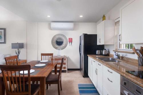 مطبخ, Wonderful 1-bed condo, 2min walk to beach & more in Bridgetown