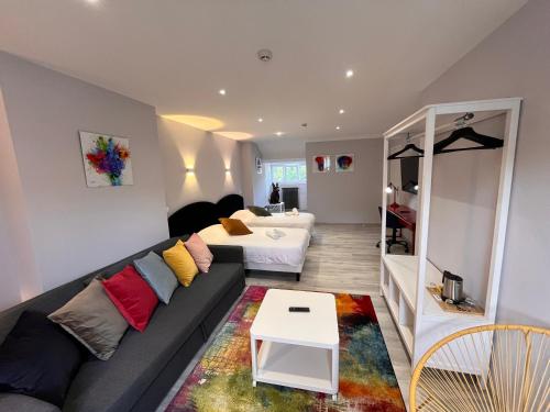 2 twin beds, 1 sofa bed