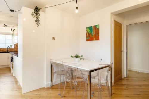 Central, Bright 2 Bed Flat, Edinburgh (photo 9)