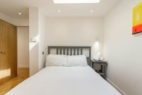 Central, Bright 2 Bed Flat - Pool & Sauna Central, Bright 2 Bed Flat - Pool & Sauna