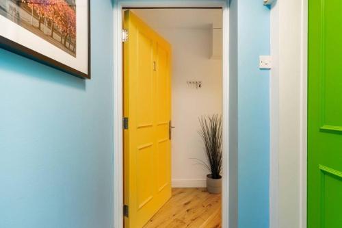 Central, Bright 2 Bed Flat - Pool & Sauna Central, Bright 2 Bed Flat - Pool & Sauna