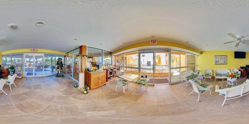 Page Terrace Beachfront Hotel - 로비