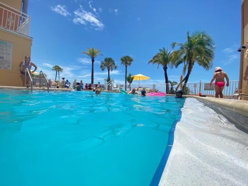 Page Terrace Beachfront Hotel - 수영장