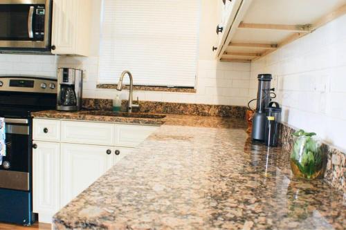 Kitchen, Beautiful cozy home near Fort Lauderdale airport in Margate