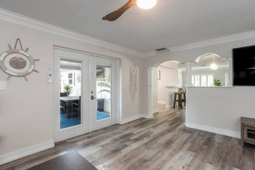 Beautiful Pompano Beach retreat! Salt water pool! in Pompano Beach, USA