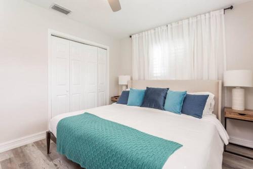 Beautiful Pompano Beach retreat! Salt water pool! in Pompano Beach, USA