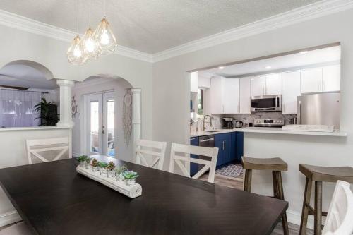Beautiful Pompano Beach retreat! Salt water pool! in Pompano Beach, USA