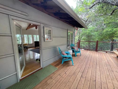 The Rivery Retreat, Choose from Luxury Guesthouse Cabin OR Poolside Suite in Lake Austin Hill Country – Austin, TX