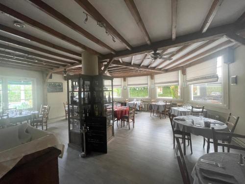 LOGIS - Hotel Restaurant Du Canard in Hangest-sur-Somme