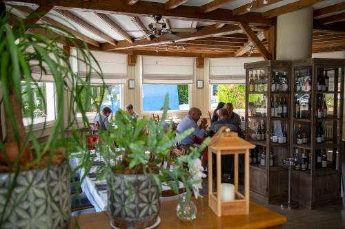 LOGIS - Hotel Restaurant Du Canard in Hangest-sur-Somme