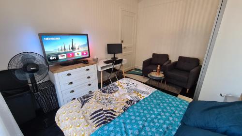 Chambre privée classée 2 étoiles avec serrure et non mitoyenne dans un appartement de 50 m2 dans une résidence cosy et Paris à proximité 1