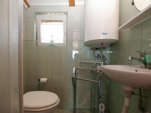 One-Bedroom Apartment with Balcony and Sea View image 6