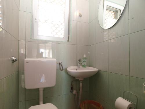 One-Bedroom Apartment with Balcony and Sea View image 5