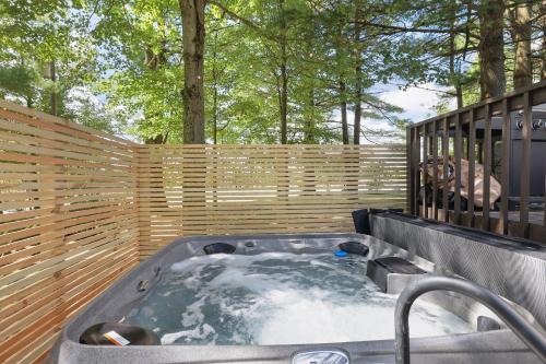 New Modern Chalet with Hot tub, Game Room - Tobyhanna