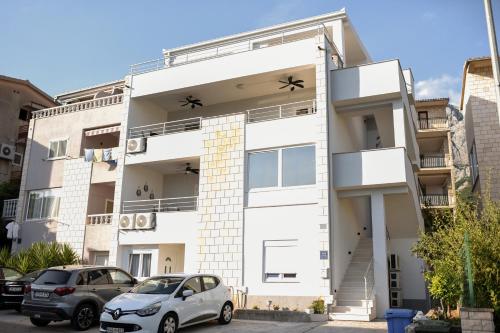 Apartments with a parking space Makarska - 19795