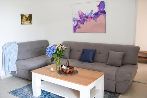 Three-Bedroom Apartment with Terrace and Sea View room in Apartments with parking space Makarska - 19795