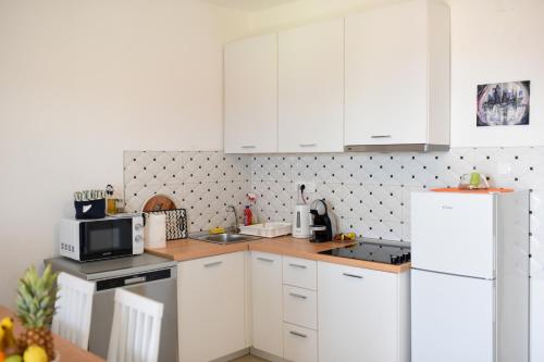 Three-Bedroom Apartment with Terrace and Sea View image 9