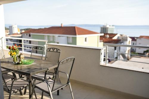 Three-Bedroom Apartment with Terrace and Sea View image 2