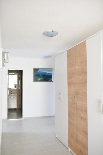 Three-Bedroom Apartment with Terrace and Sea View image 1