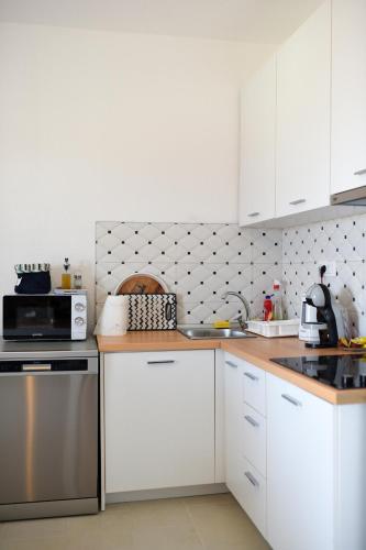 Three-Bedroom Apartment with Terrace and Sea View image 8