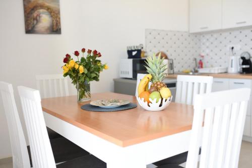 Three-Bedroom Apartment with Terrace and Sea View image 5