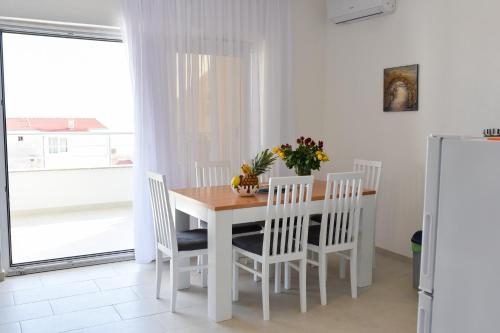 Three-Bedroom Apartment with Terrace and Sea View image 4