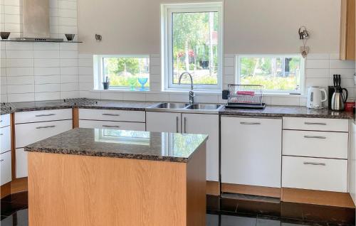 Konyha, 2 Bedroom Gorgeous Home In Tived in Tived