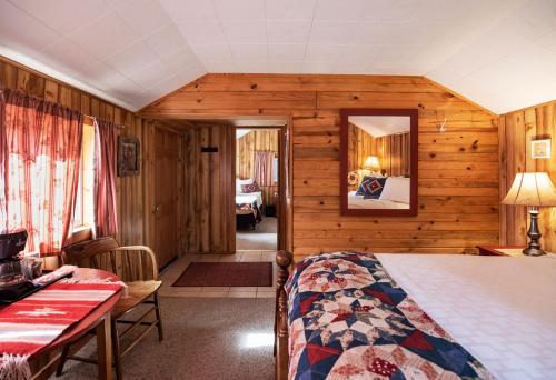 1 queen bed, 2 twin beds